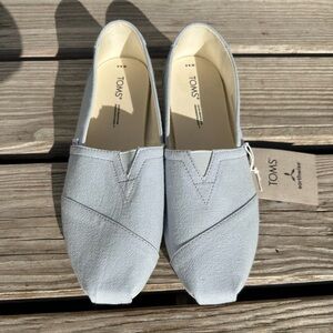 Size 8.5 Toms NWT (soft blue linen crepe)